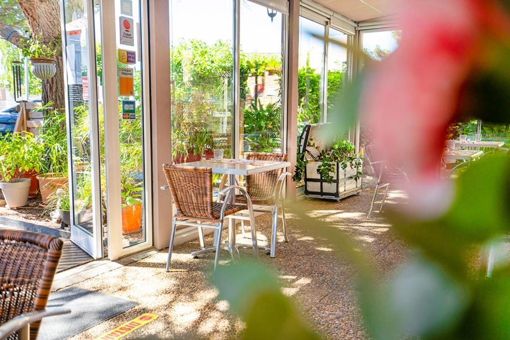 Logis Hotel- Hotel Restaurant Le Rialto Le Sequestre Bagian luar foto