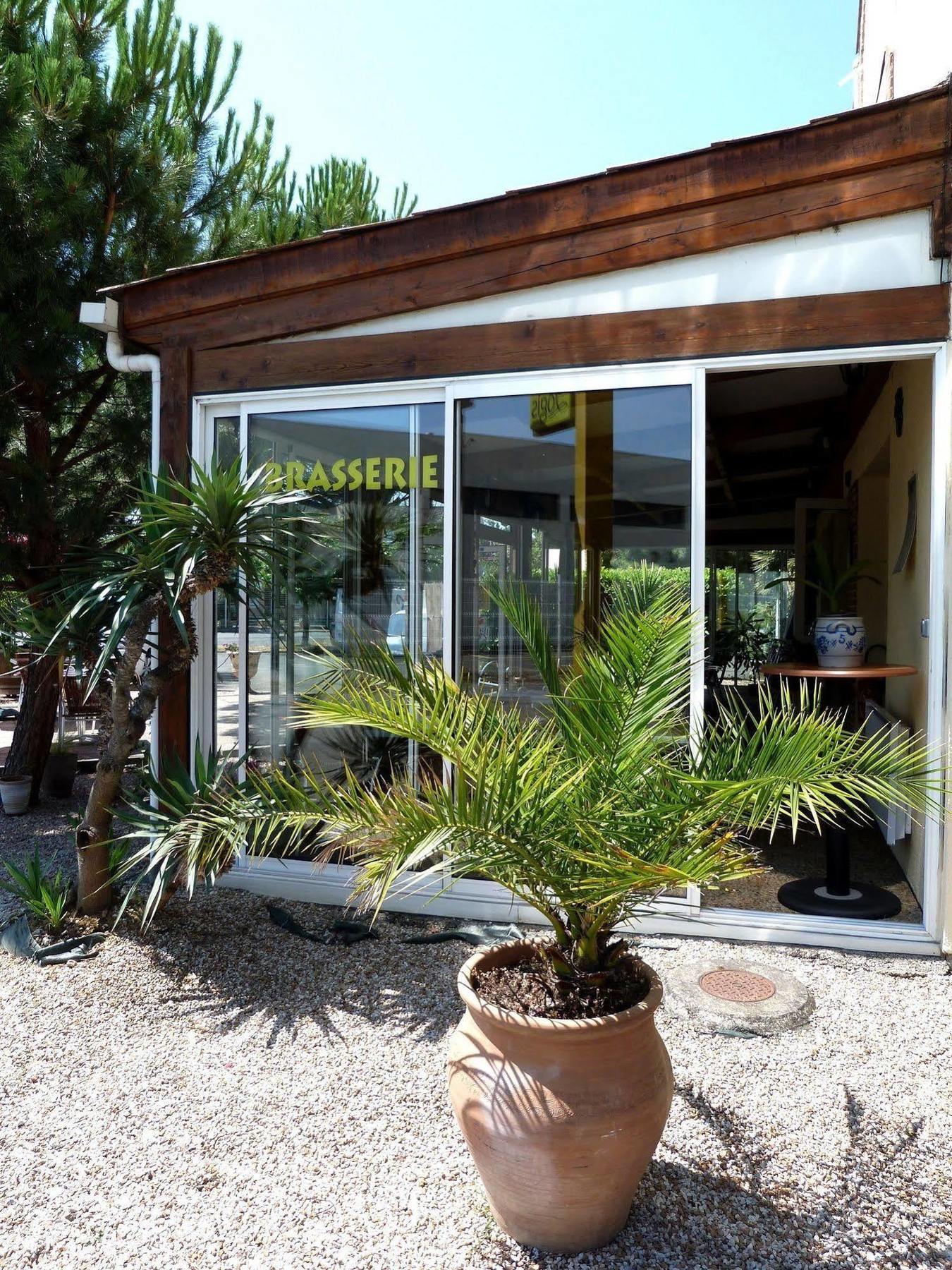 Logis Hotel- Hotel Restaurant Le Rialto Le Sequestre Bagian luar foto