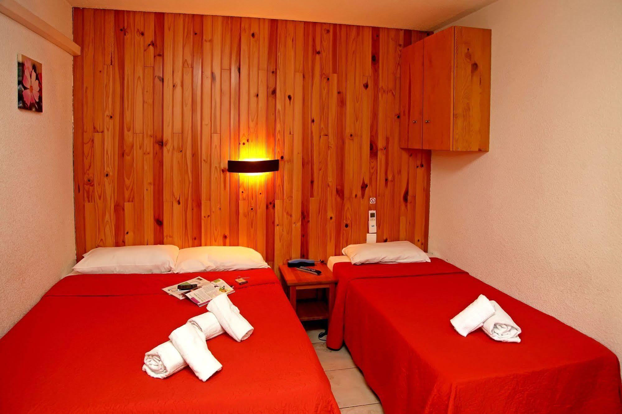 Logis Hotel- Hotel Restaurant Le Rialto Le Sequestre Bagian luar foto
